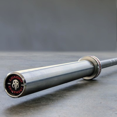 Barra olímpica de peso em metal prateado com extremidade preta e texto LOADED EQUIPMENT