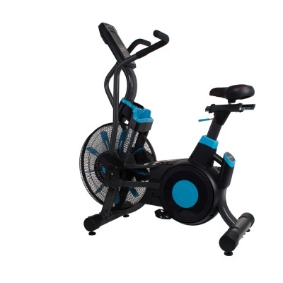 Bicicleta estática preta com detalhes azuis e volante de ar