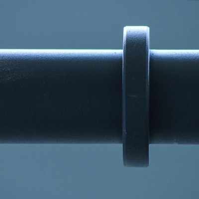 Anel cinza escuro fosco colocado em cilindro cinza escuro