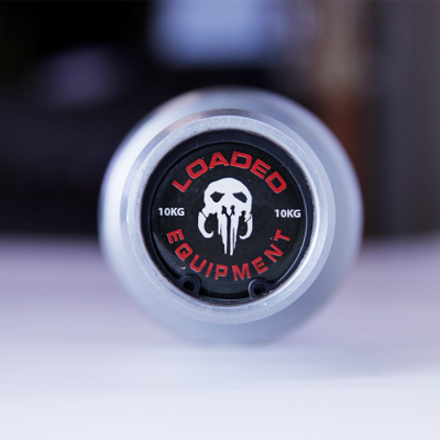 Extremidade de haltere com texto LOADED EQUIPMENT e caveira estilizada