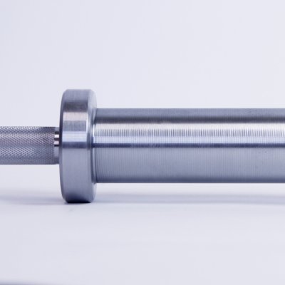Barra de levantamento de pesos metálica prateada com textura roscada