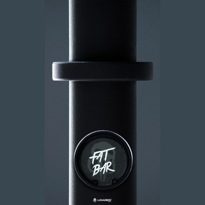 Equipamento de exercício preto com inscrição FAT BAR em círculo