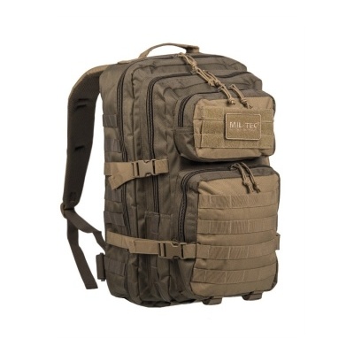 Mochila tática em verde e castanho com múltiplos compartimentos e etiqueta MIL-TEC