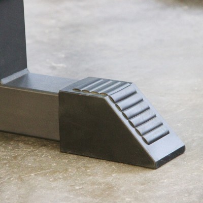 Parafuso de apoio em plástico preto com texturas antiderrapantes