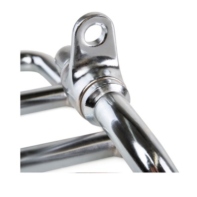 Parte de um produto metálico prateado com acabamento brilhante e furo circular