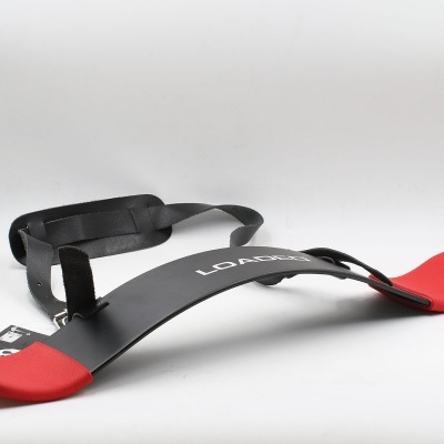 prancha de exercício preta com almofadas vermelhas e alça preta sobre fundo branco