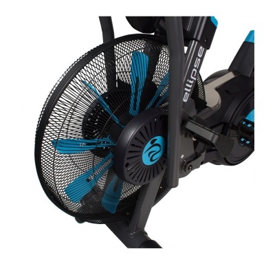 Ventilador de resistência azul e preto numa máquina de exercício elíptico