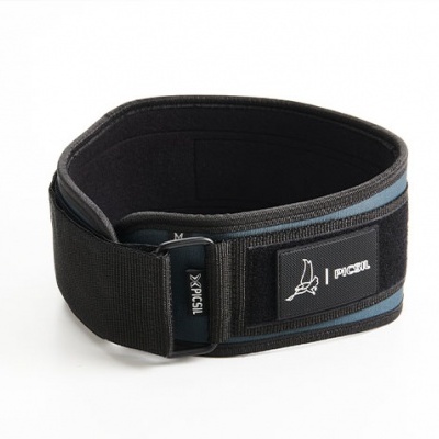 Cinto para levantamento de pesos preto com faixa refletora cinzenta e fivela preta