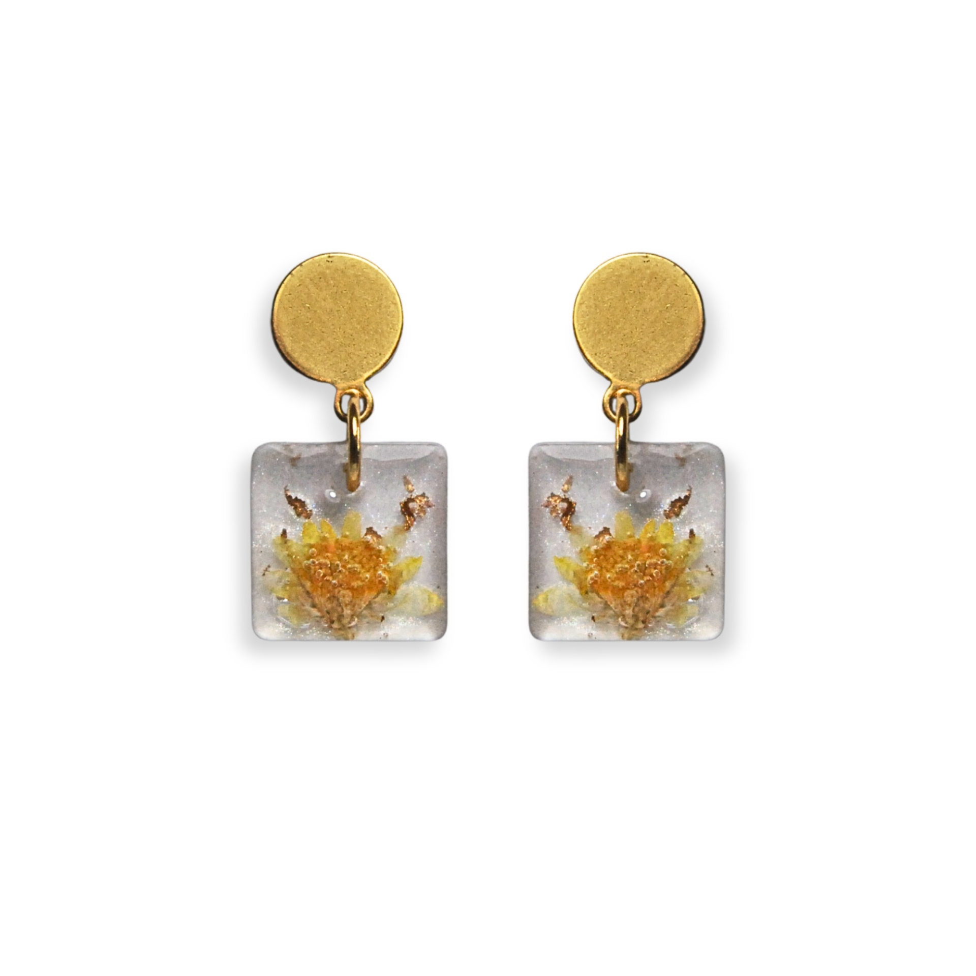 Brincos dourados com pendente quadrado transparente com flor amarela