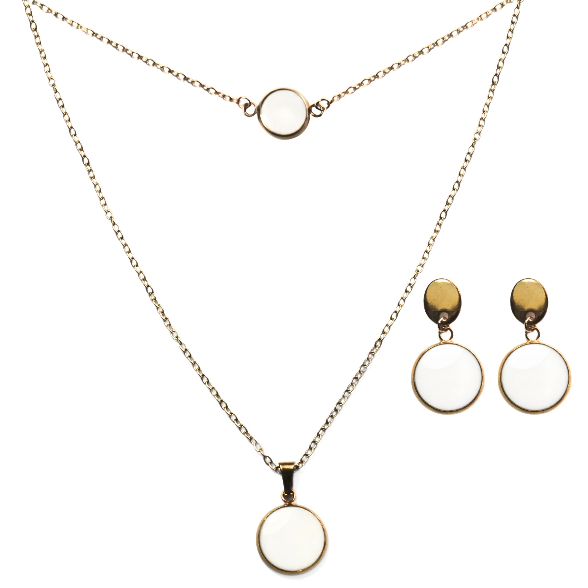 Conjunto de joalharia com colares e brincos dourados e pendentes brancos