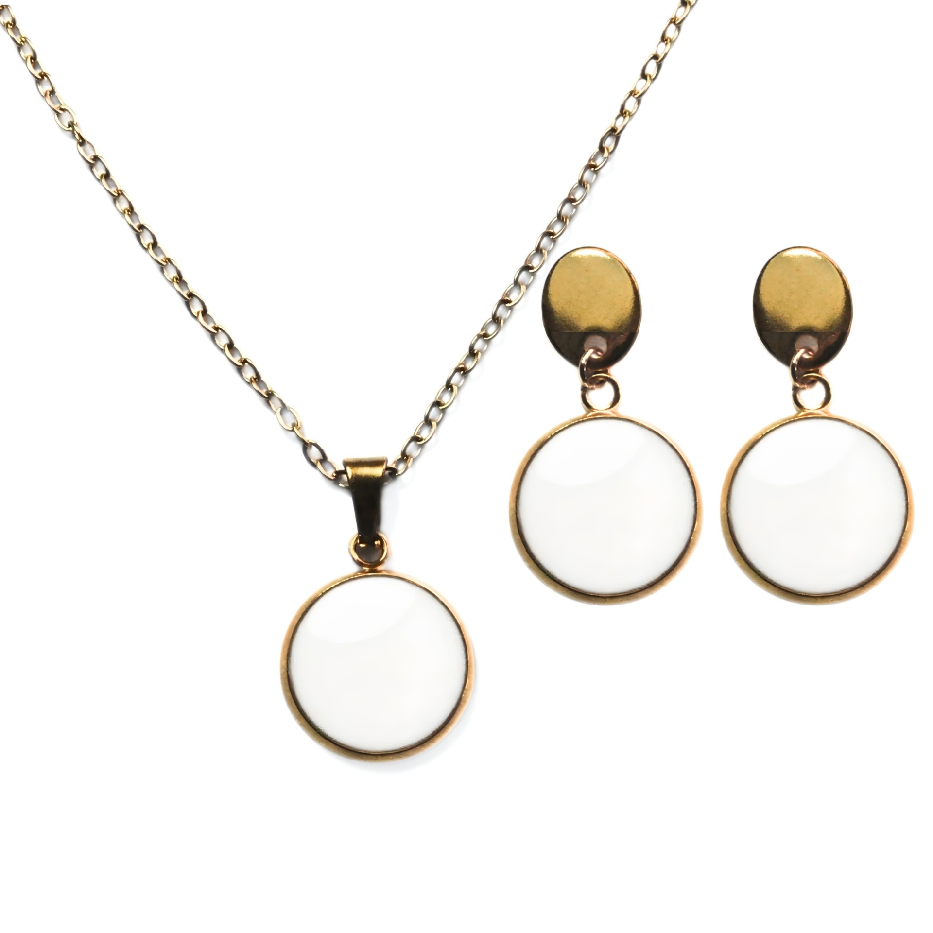 Conjunto de colar e brincos dourados com pendentes redondos brancos