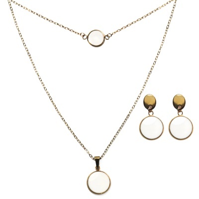 Conjunto de joalharia com colares e brincos dourados e pendentes brancos