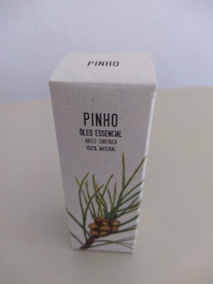 Embalagem branca de óleo essencial de pinho com ilustração de ramo de pinho