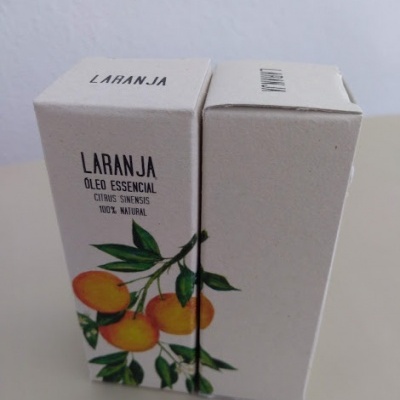 Caixa de óleo essencial de laranja com ilustração de laranjas e texto preto