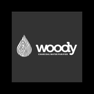 Logótipo Woody Charcoal Water Purifier branco sobre fundo cinzento escuro