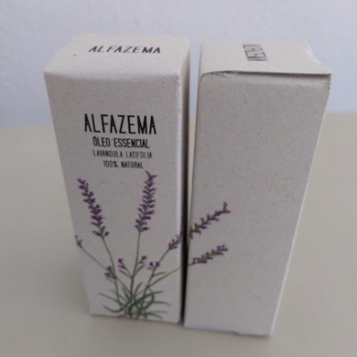 Caixas brancas de óleo essencial de alfazema com ilustração e texto