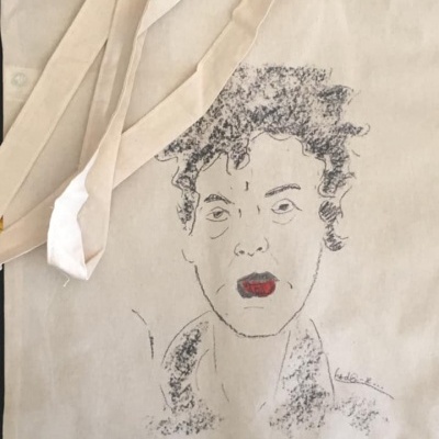 Saco de tecido cru com desenho de rosto em preto e lábios vermelhos