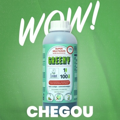 Frasco do produto de limpeza multiusos GREENY sobre fundo verde com texto promocional