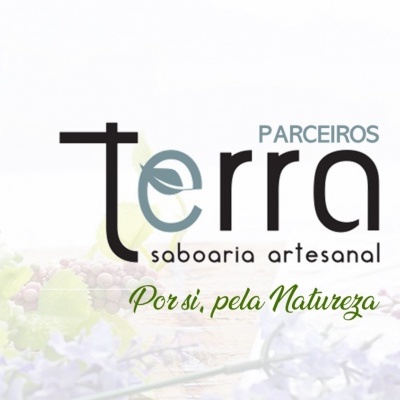Logótipo da marca de saboaria artesanal PARCEIROS terra com flores no fundo