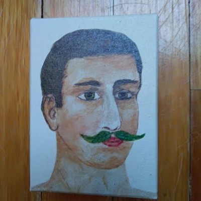 Pintura de rosto masculino com bigode verde sobre fundo branco