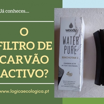 Pacote branco de filtro de carvão activo e filtro preto curvo junto a texto em fundo verde