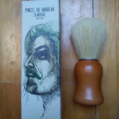 Pincel de barbear com cabo de madeira e embalagem com ilustração e texto