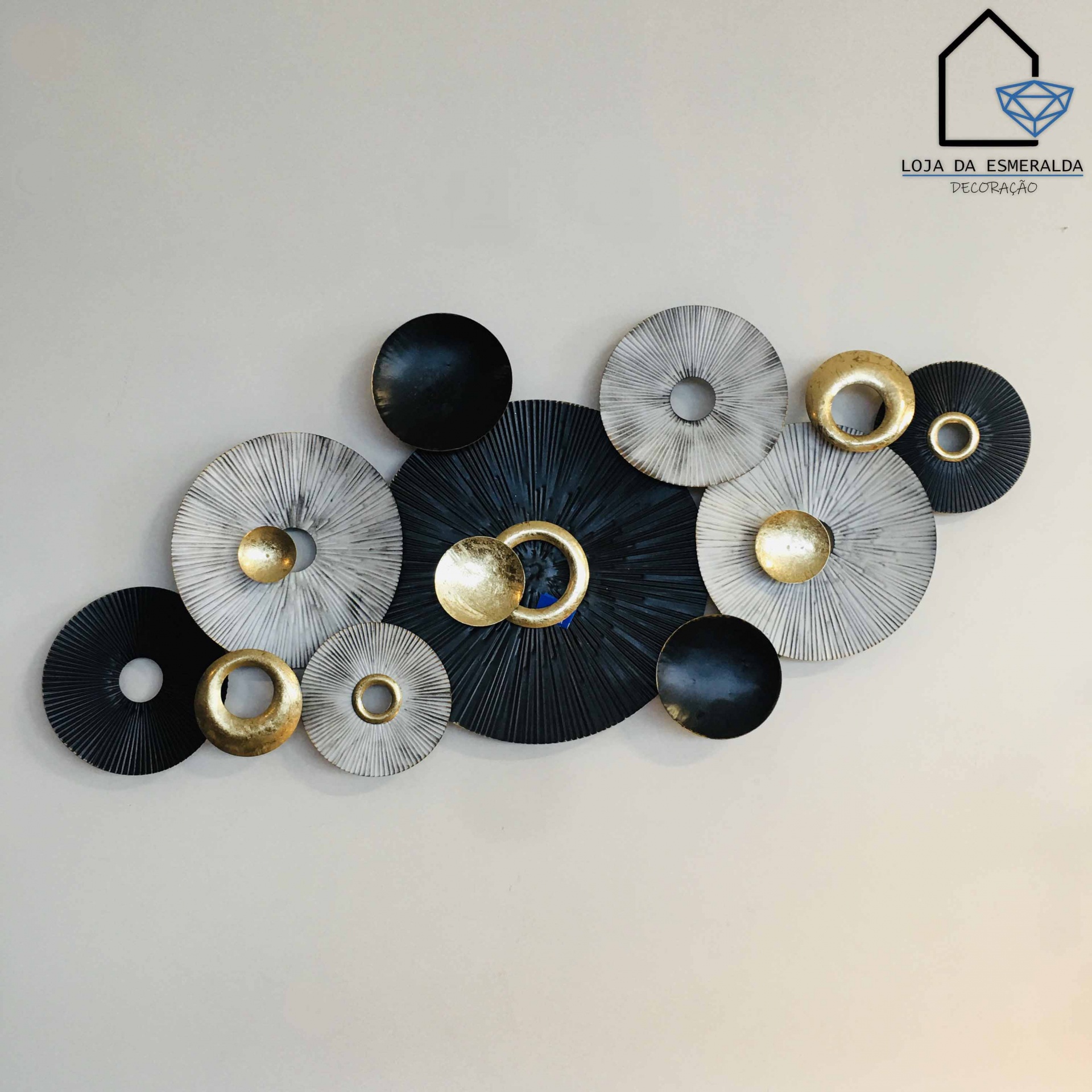 Decoração de parede circular em preto, branco e dourado com texturas lineares