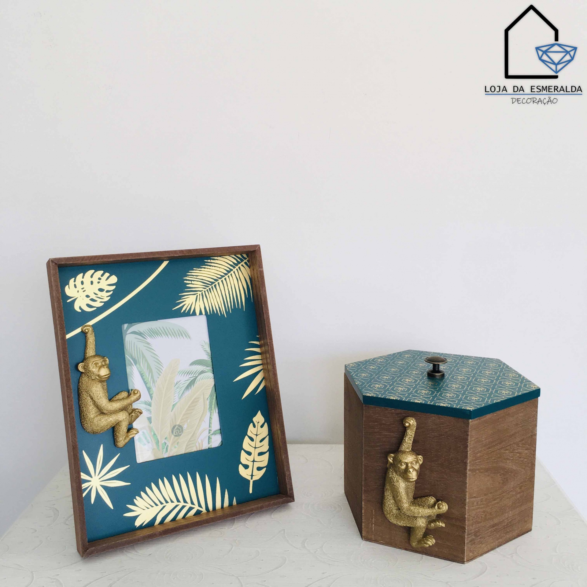 Moldura de foto e caixa hexagonal em madeira com figuras de macaco dourado e fundo com padrão de folhas