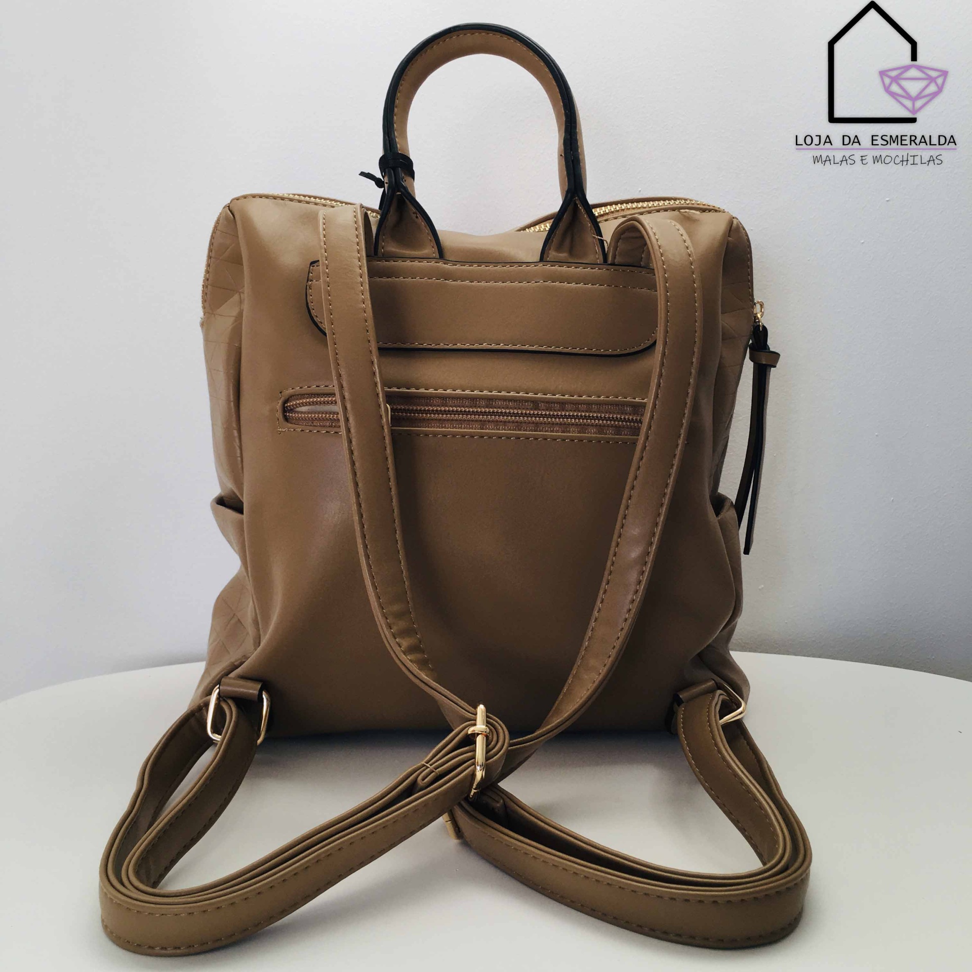 Mochila com Textura e Fecho Exterior - C28xL12xA28CM