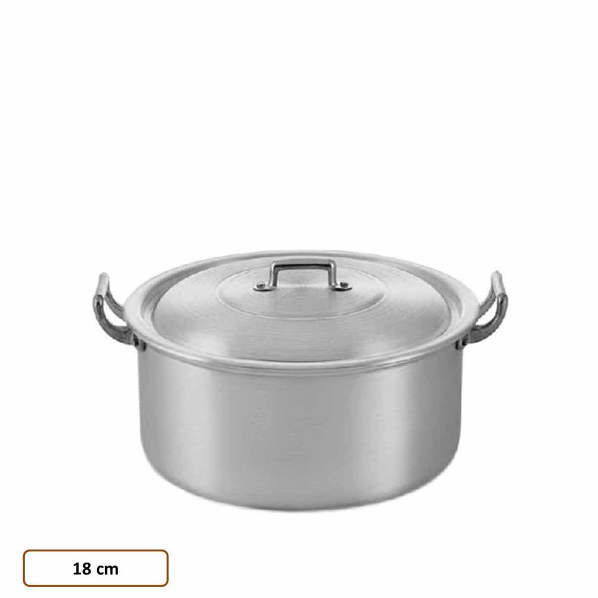 Caçarola de alumínio prateada com tampa e pegas laterais.