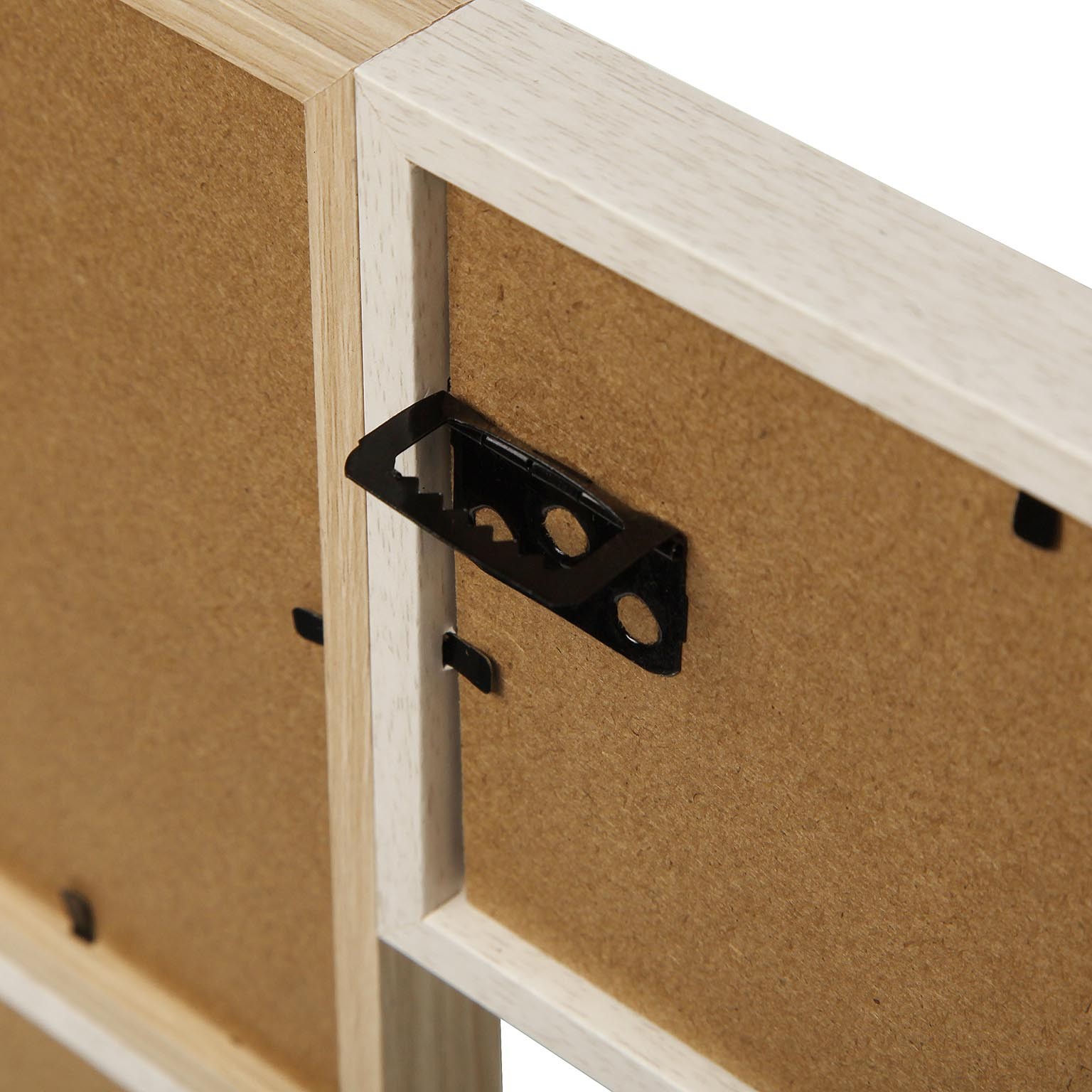 Duas molduras quadradas de madeira clara com suportes pretos