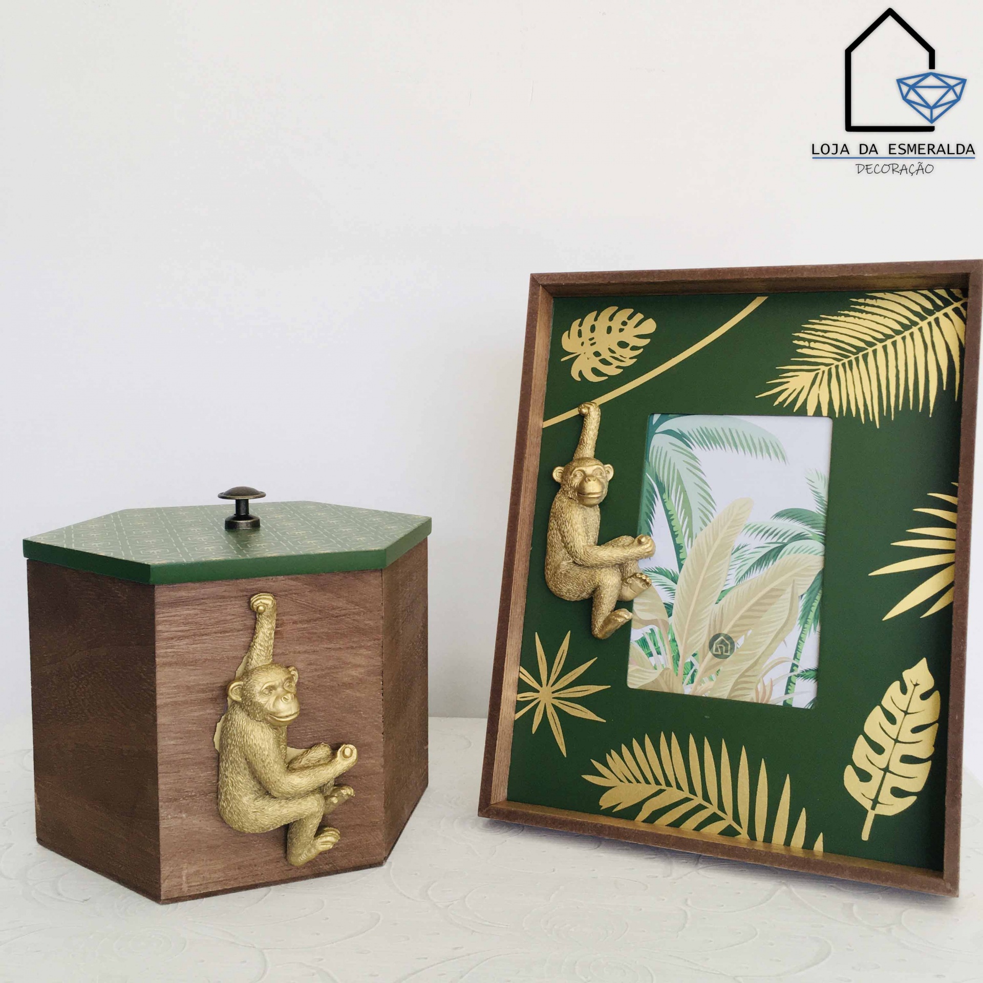 Conjunto de caixa hexagonal e moldura para foto com decoração de macacos dourados e folhas em fundo verde