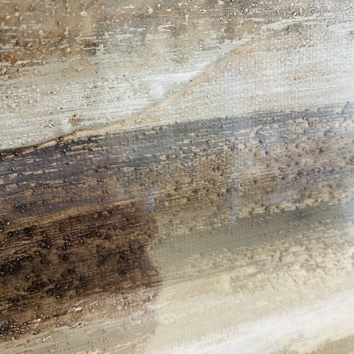 Madeira envelhecida com textura rugosa em tonalidades de castanho e bege