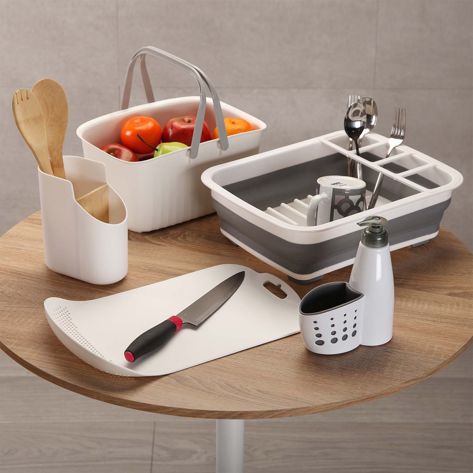 Utensílios de cozinha organizados numa mesa redonda de madeira