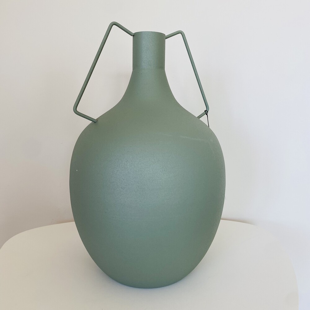 Vaso verde fosco com duas alças triangulares em fundo branco