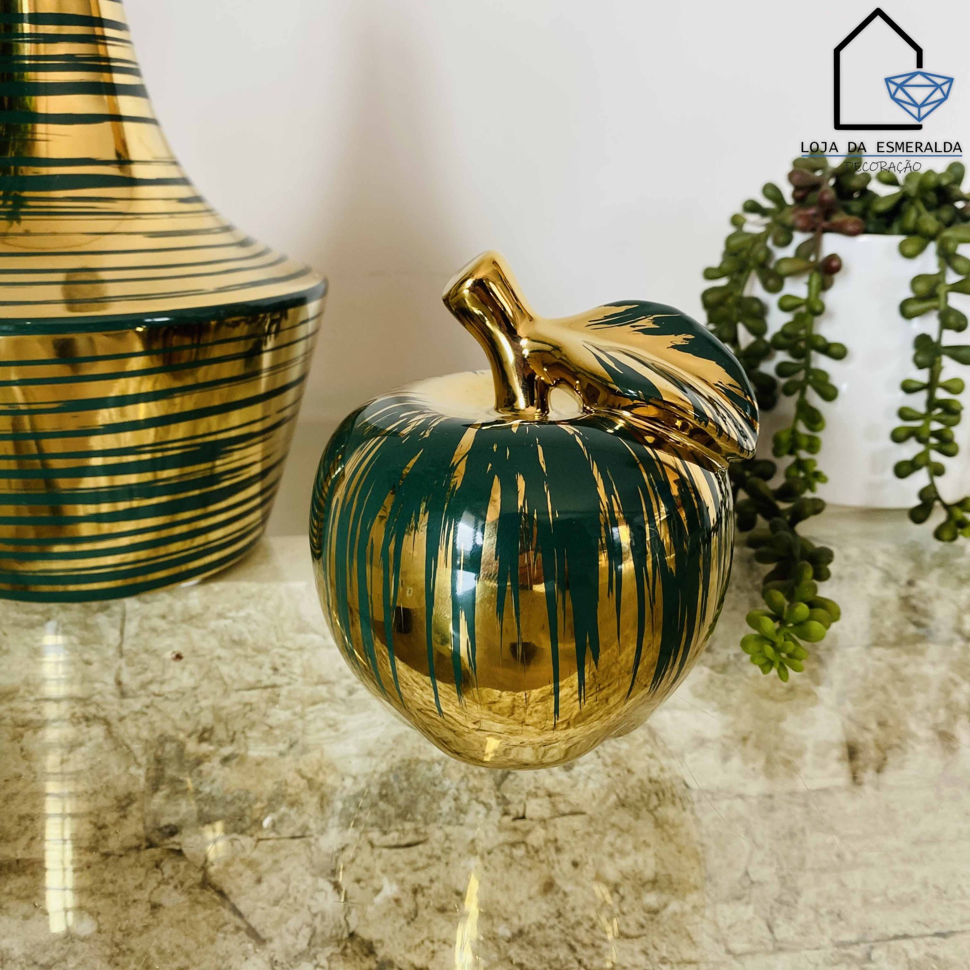 Maça Decorativa Verde Escuro e Dourado 10x10x10CM
