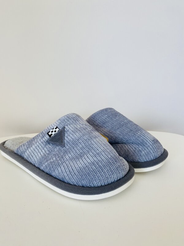Chinelos de quarto na cor cinza em Pelo para Uso Doméstico