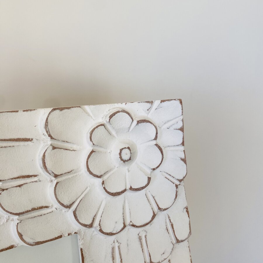 Canto de moldura de espelho de madeira branca com entalhes florais