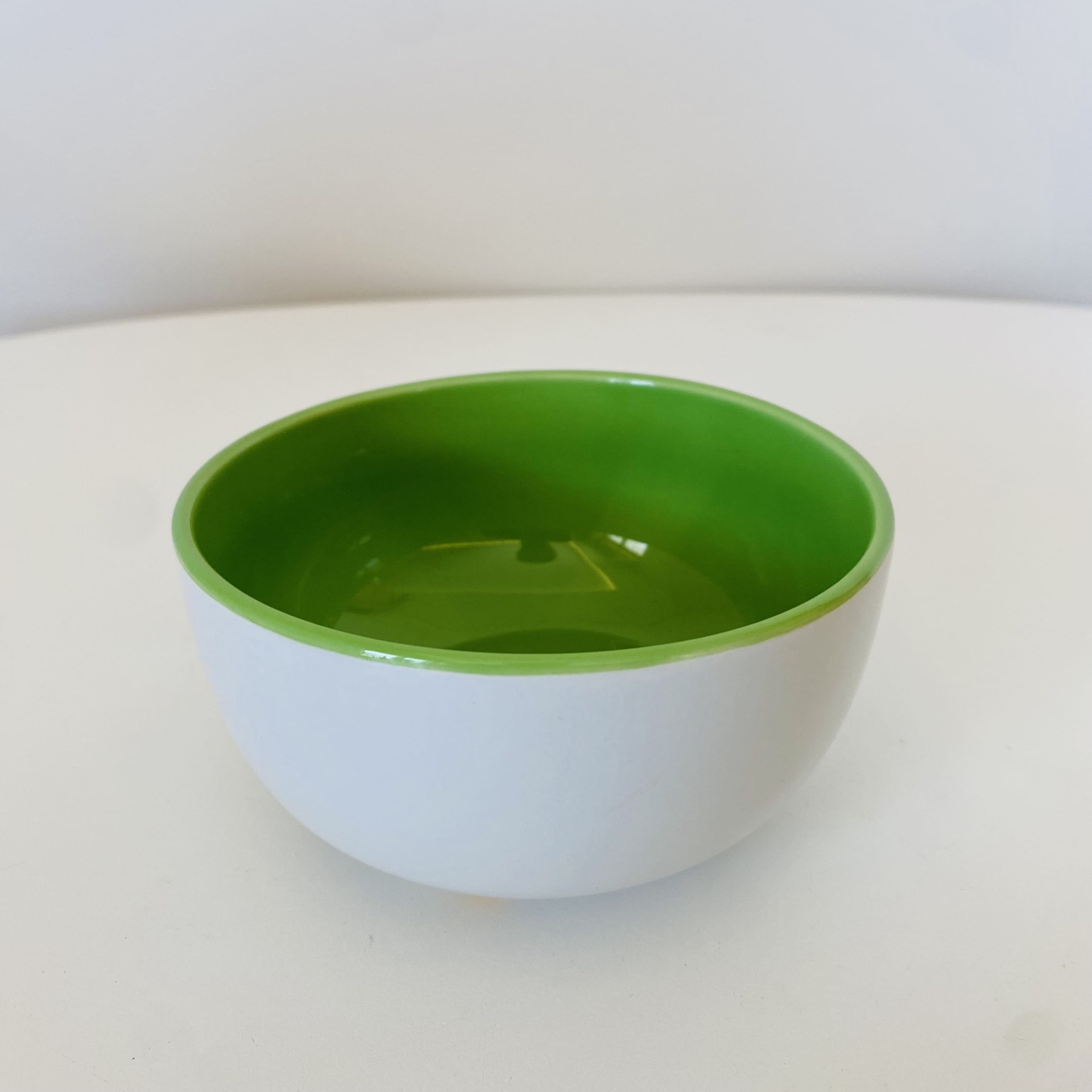 Tigela branca com interior verde, cerâmica