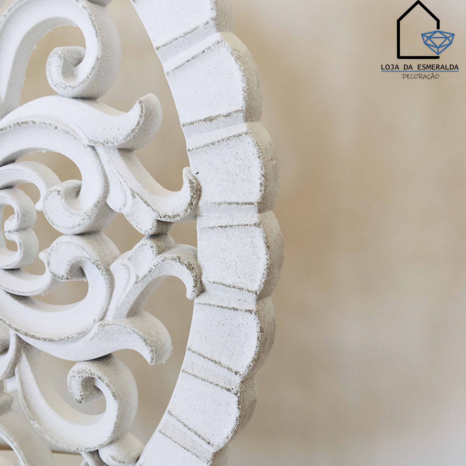 Peça decorativa circular branca em madeira com padrões ornamentais curvas e acabamento envelhecido