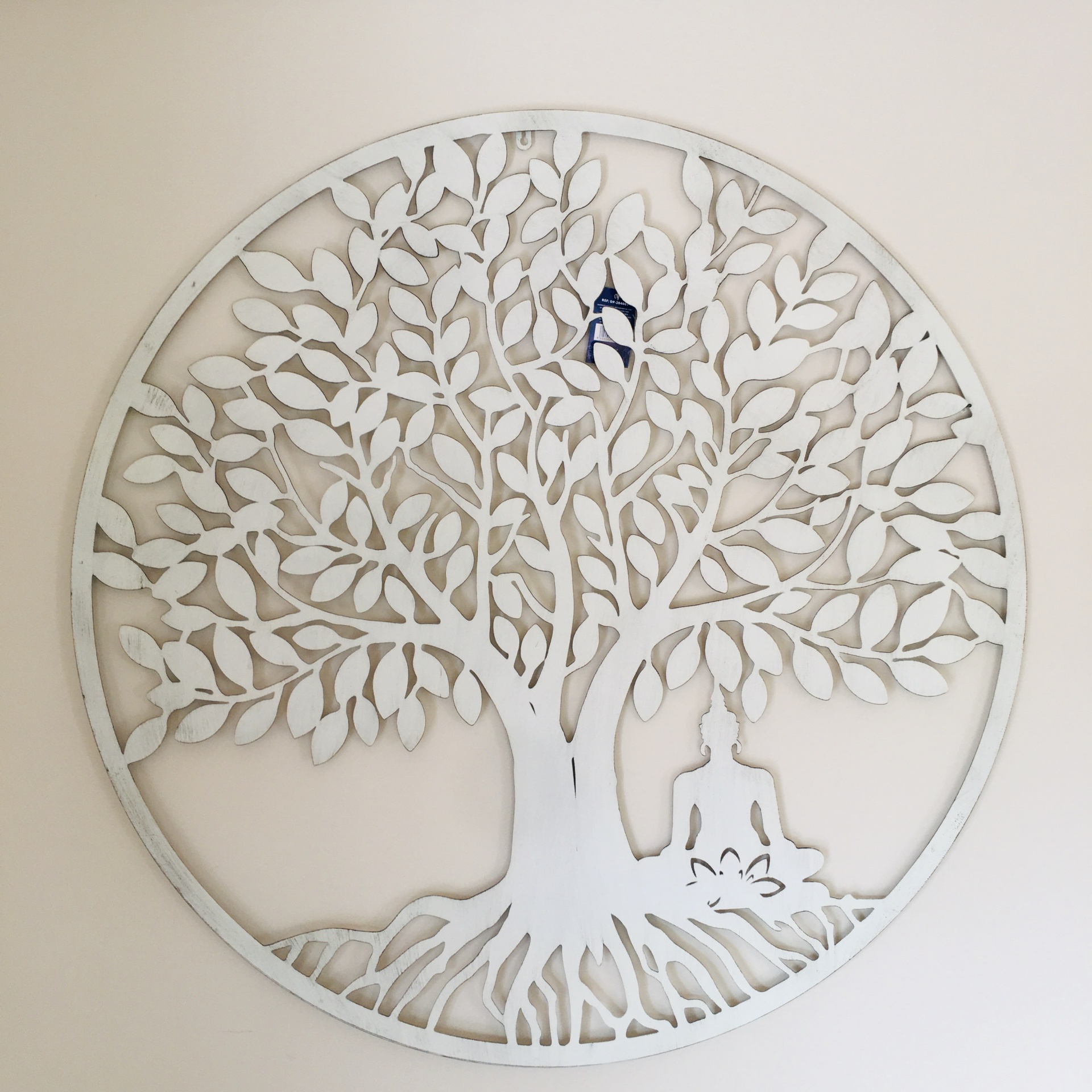 Decoração de parede em metal com árvore e figura meditativa