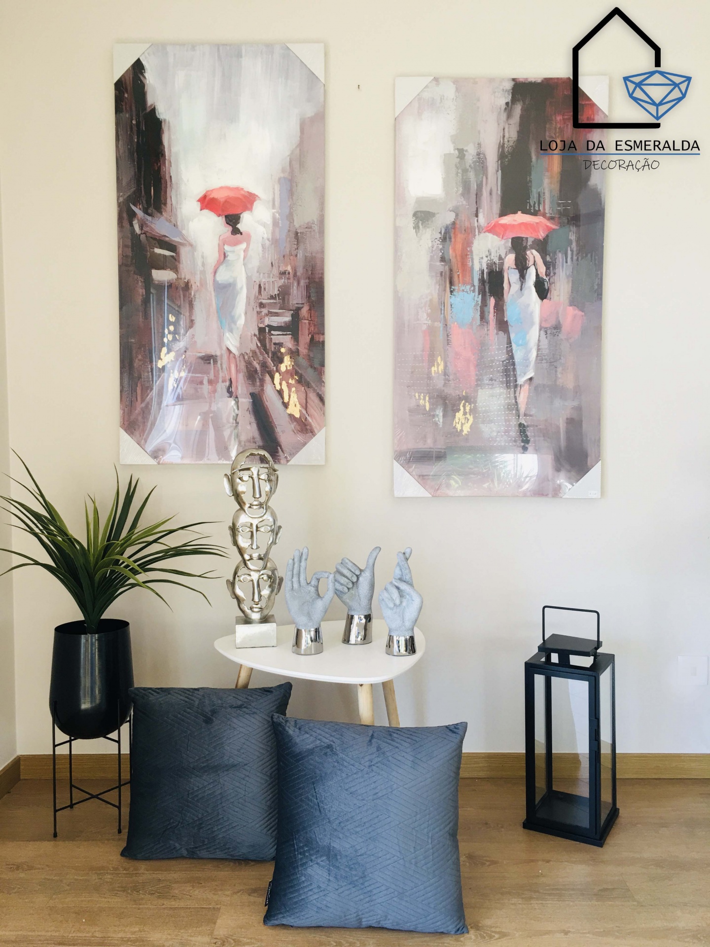 Conjunto decorativo com telas de mulheres com guarda-chuvas vermelhos e almofadas azuis