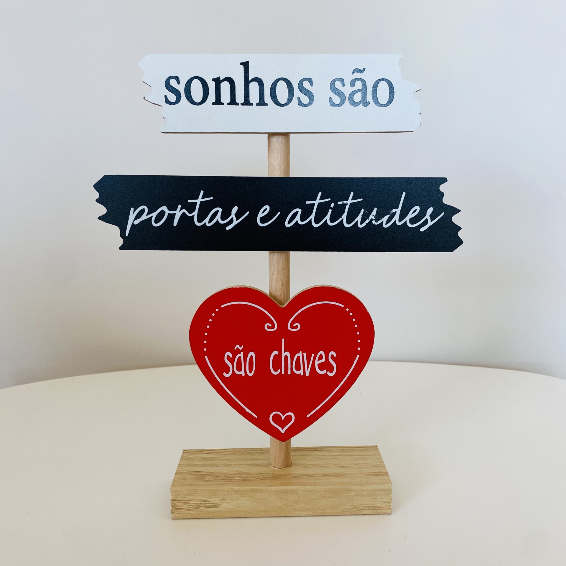 Placa Decorativa - Sonhos são Chaves - C19xL5xA24.5CM - Branco Preto Vermelho