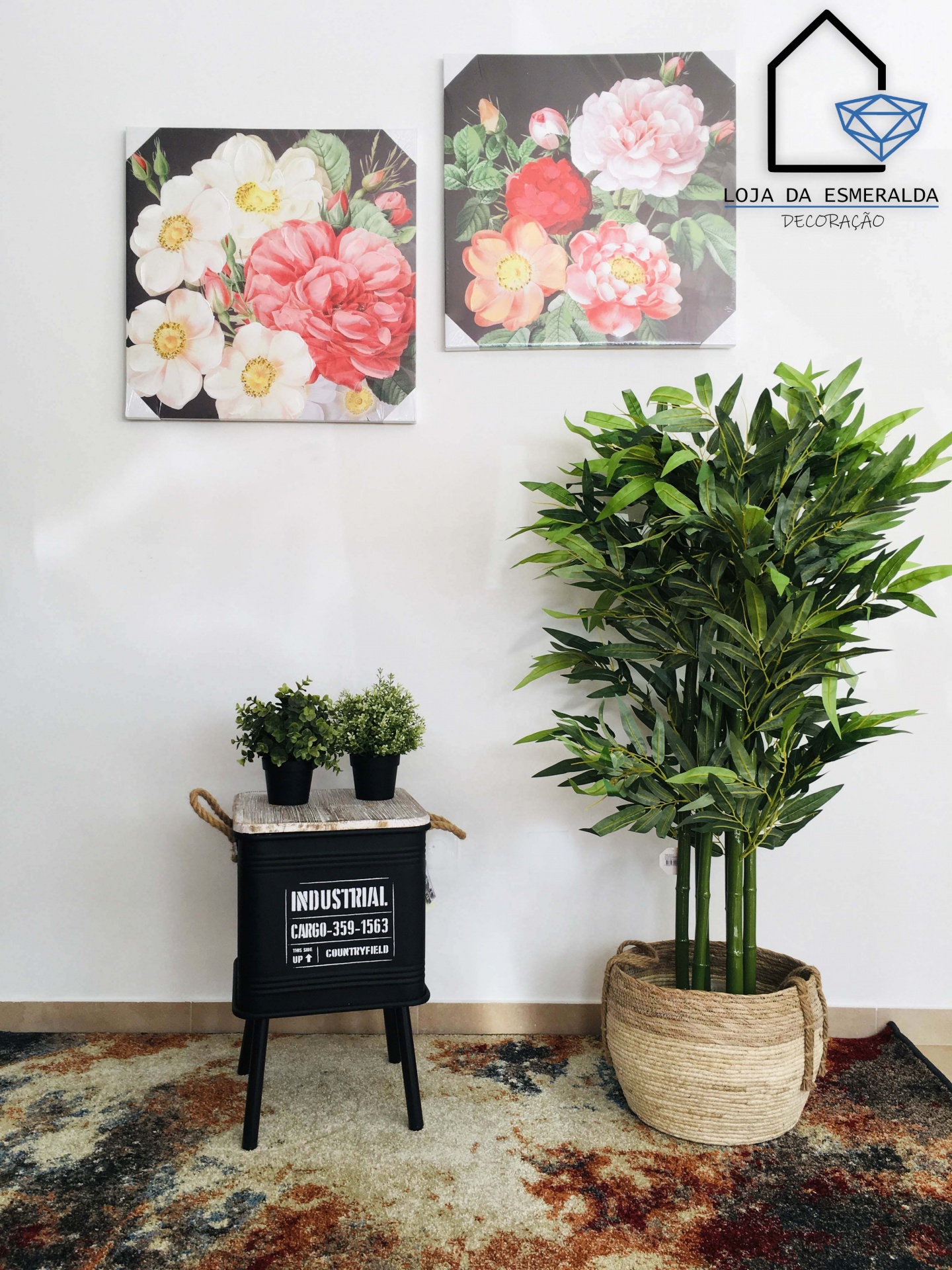 Dois quadros florais, móvel preto com texto Industrial, planta verde em vaso de fibra natural