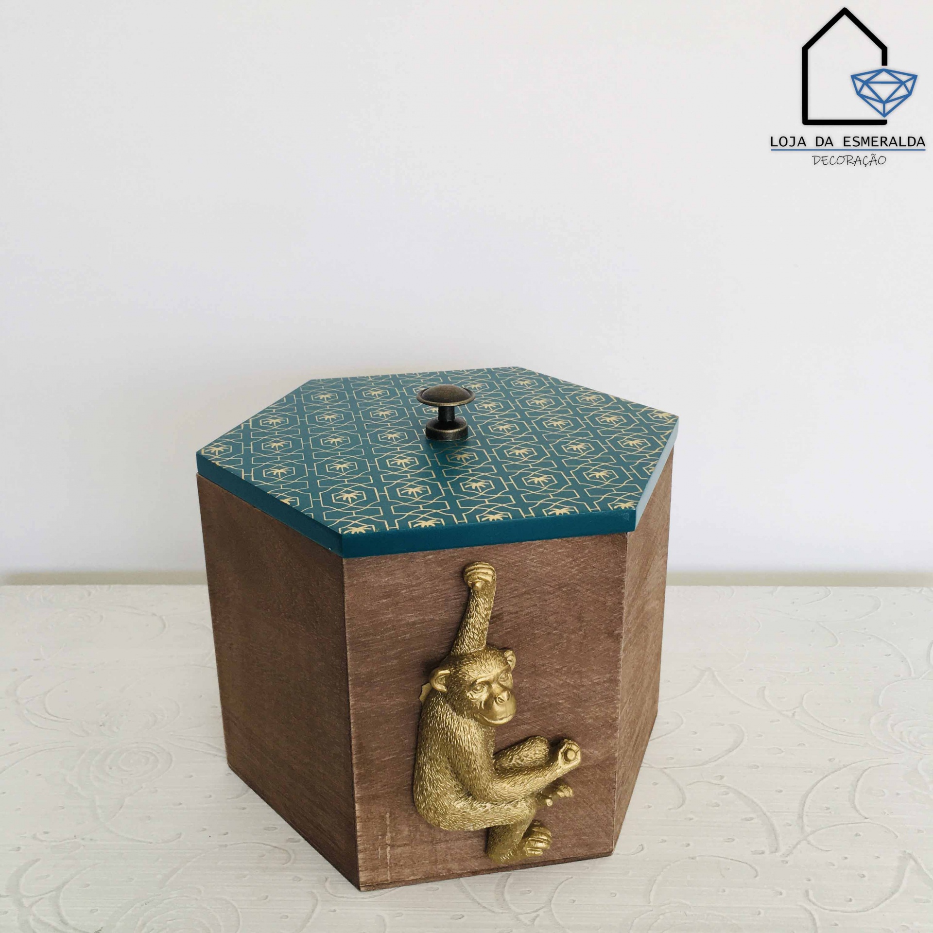 Caixa hexagonal em madeira com tampo azul decorado, macaco dourado na lateral