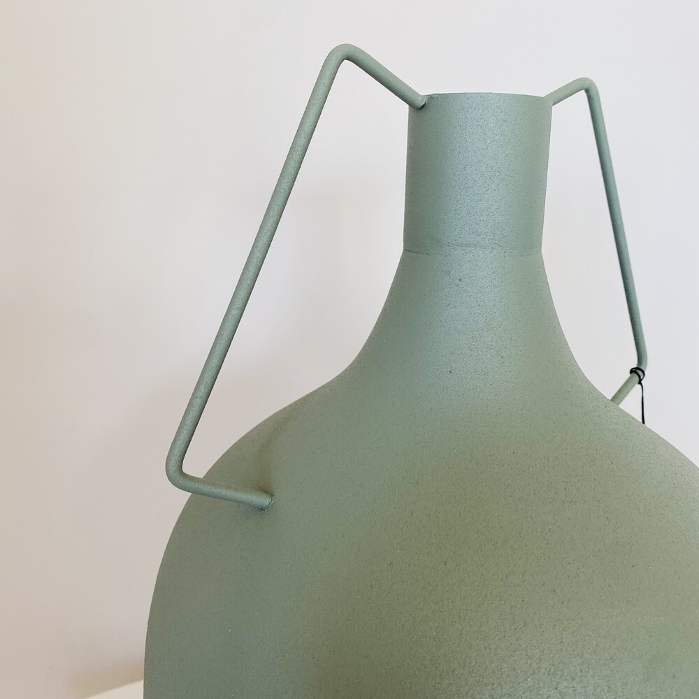 Candeeiro verde salvia em metal com textura rugosa e suportes angulares.