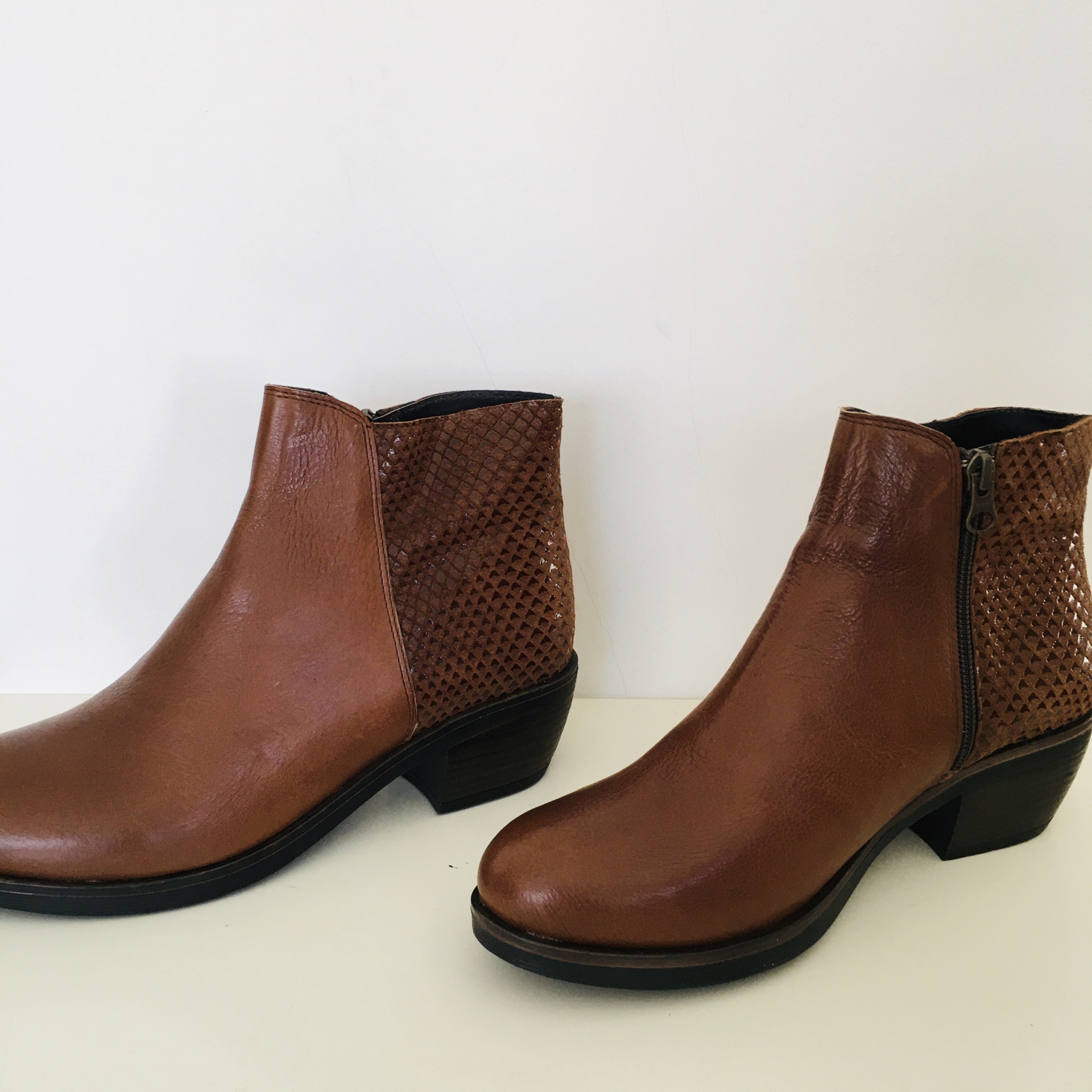 Botas em Pele c/ Fecho | Castanho