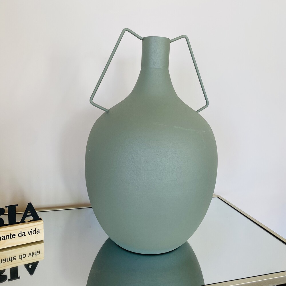 Jarro cinzento fosco com duas alças sobre superfície espelhada