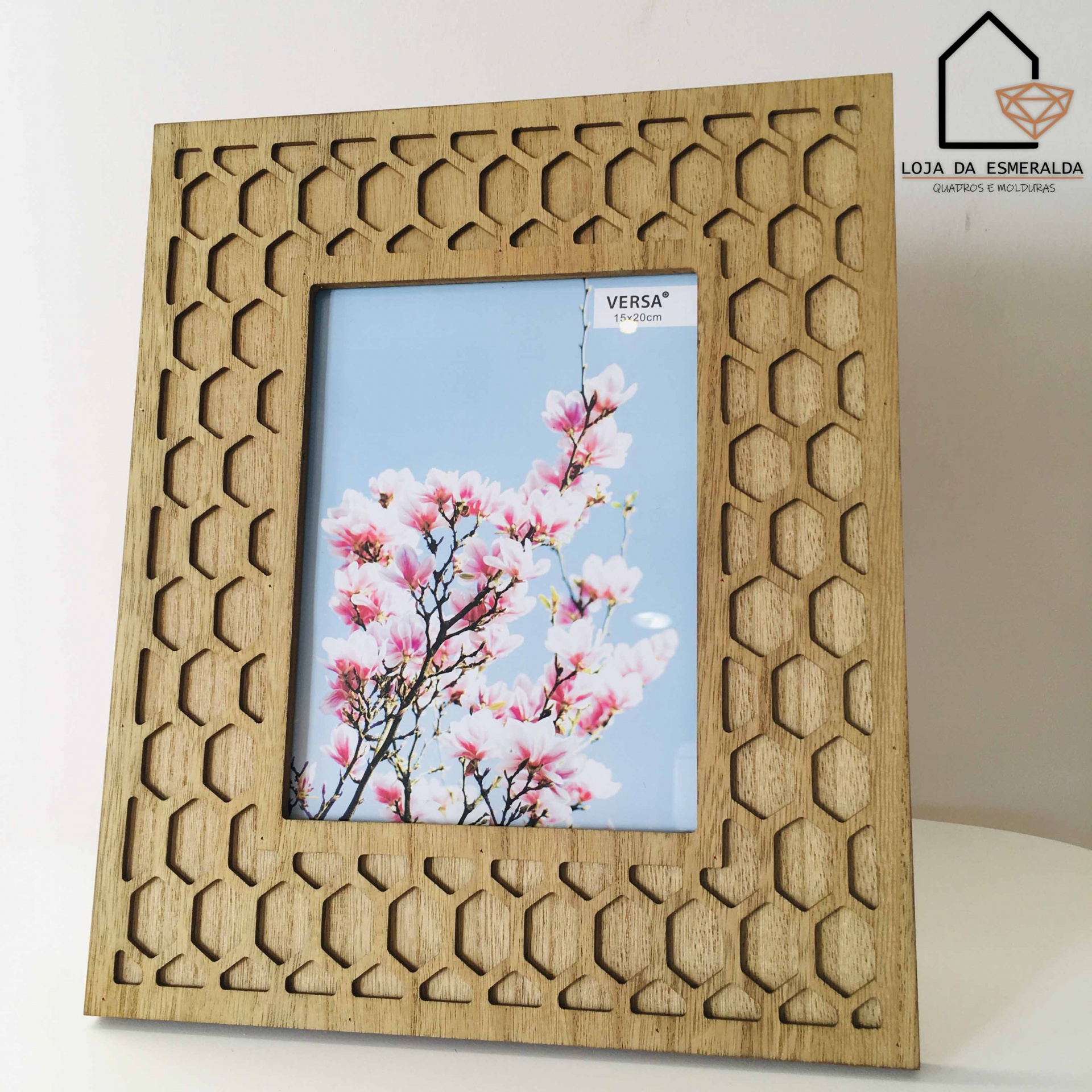 Moldura de fotografias de madeira com padrão hexagonal e imagem de flores cor-de-rosa