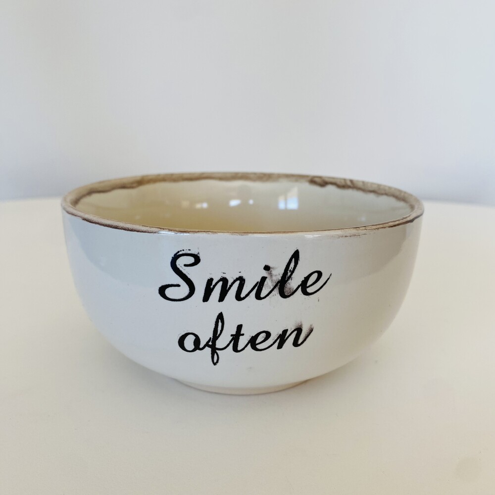 Taça branca de cerâmica com texto Smile often